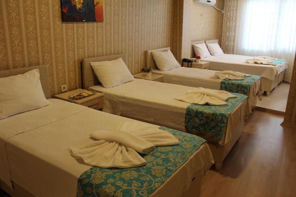 Postel nebo postele na pokoji v ubytování Omega Inn