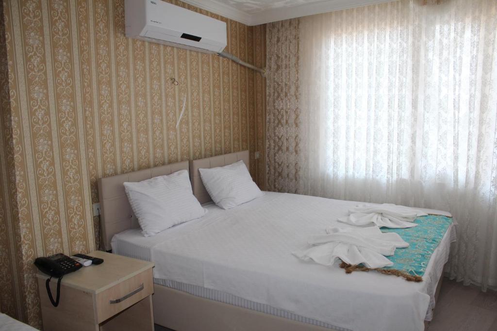 Postel nebo postele na pokoji v ubytování Omega Inn