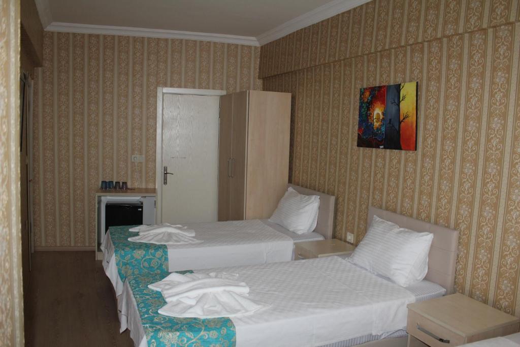 Postel nebo postele na pokoji v ubytování Omega Inn