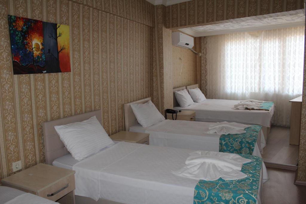 Postel nebo postele na pokoji v ubytování Omega Inn