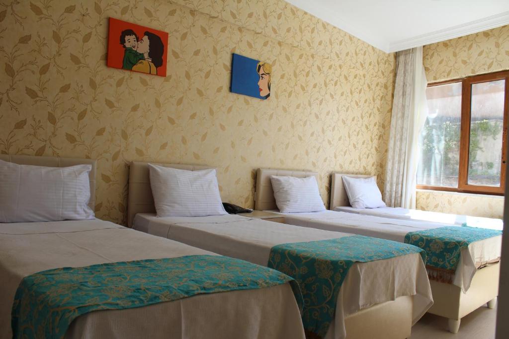 Postel nebo postele na pokoji v ubytování Omega Inn