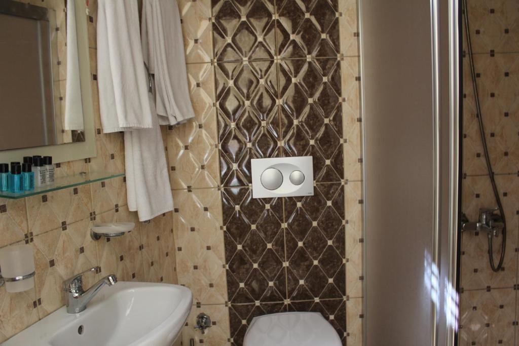 Koupelna v ubytování Omega Inn