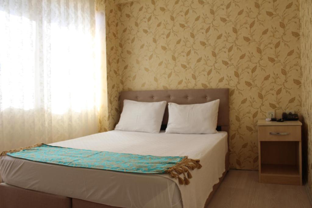 Postel nebo postele na pokoji v ubytování Omega Inn
