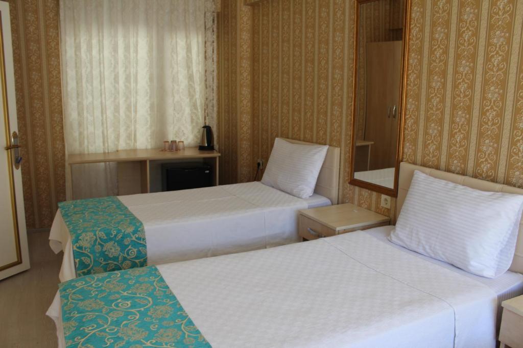 Postel nebo postele na pokoji v ubytování Omega Inn