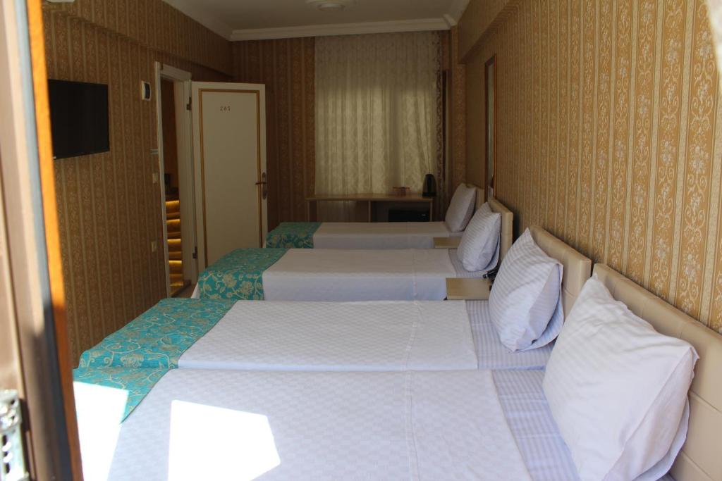 Postel nebo postele na pokoji v ubytování Omega Inn