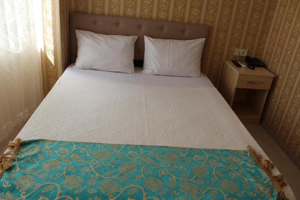 Postel nebo postele na pokoji v ubytování Omega Inn