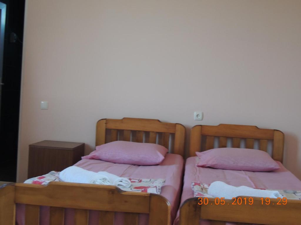 Llit o llits en una habitació de Nika Inn Kobuleti