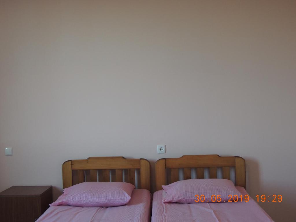 Llit o llits en una habitació de Nika Inn Kobuleti