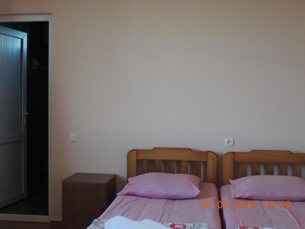 Llit o llits en una habitació de Nika Inn Kobuleti