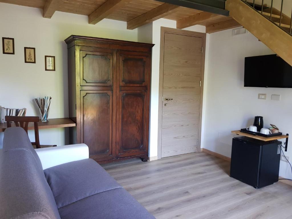 TV a/nebo společenská místnost v ubytování Cascina Ghitin Relais