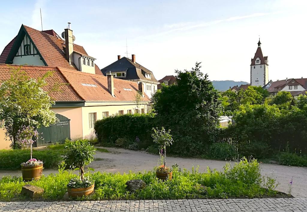 ein Haus mit Topfpflanzen davor in der Unterkunft Atelierhaus Beckmann in Gengenbach