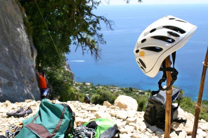 un par de zapatos en un poste en una montaña en B&B Sa Clarera, en Baunei