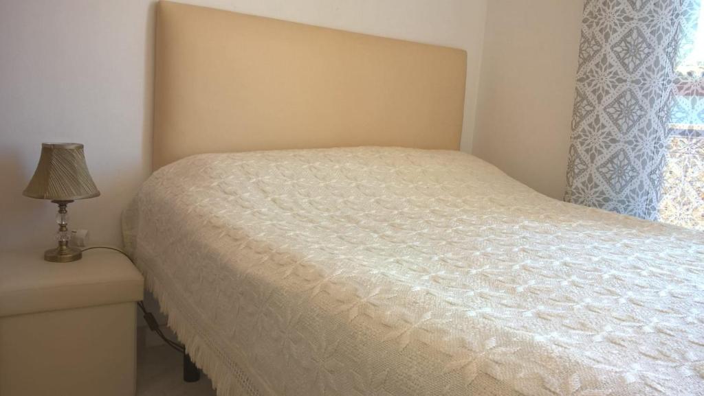 Łóżko lub łóżka w pokoju w obiekcie Apartaments La Cala de Mijas Atico