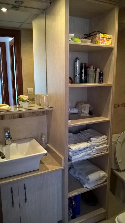 łazienka z umywalką i lustrem w obiekcie Apartaments La Cala de Mijas Atico w mieście Mijas Costa