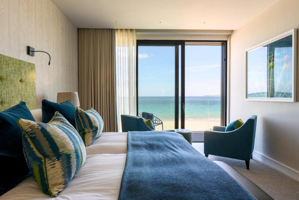 Кровать или кровати в номере Carbis Bay and Spa Hotel
