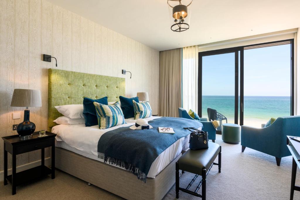 Кровать или кровати в номере Carbis Bay and Spa Hotel