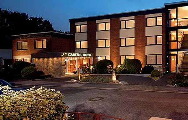 un edificio con una biblioteca carnegie delante de él en Garten-Hotel Ponick en Colonia