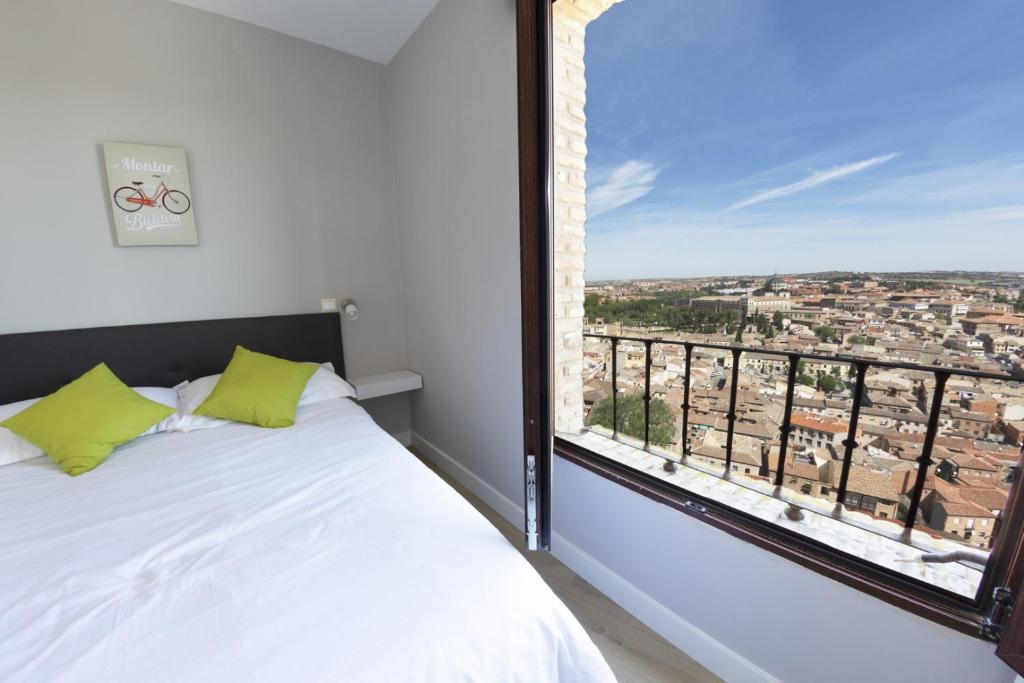 1 dormitorio con cama y ventana grande en Nuñez de Arce en Toledo