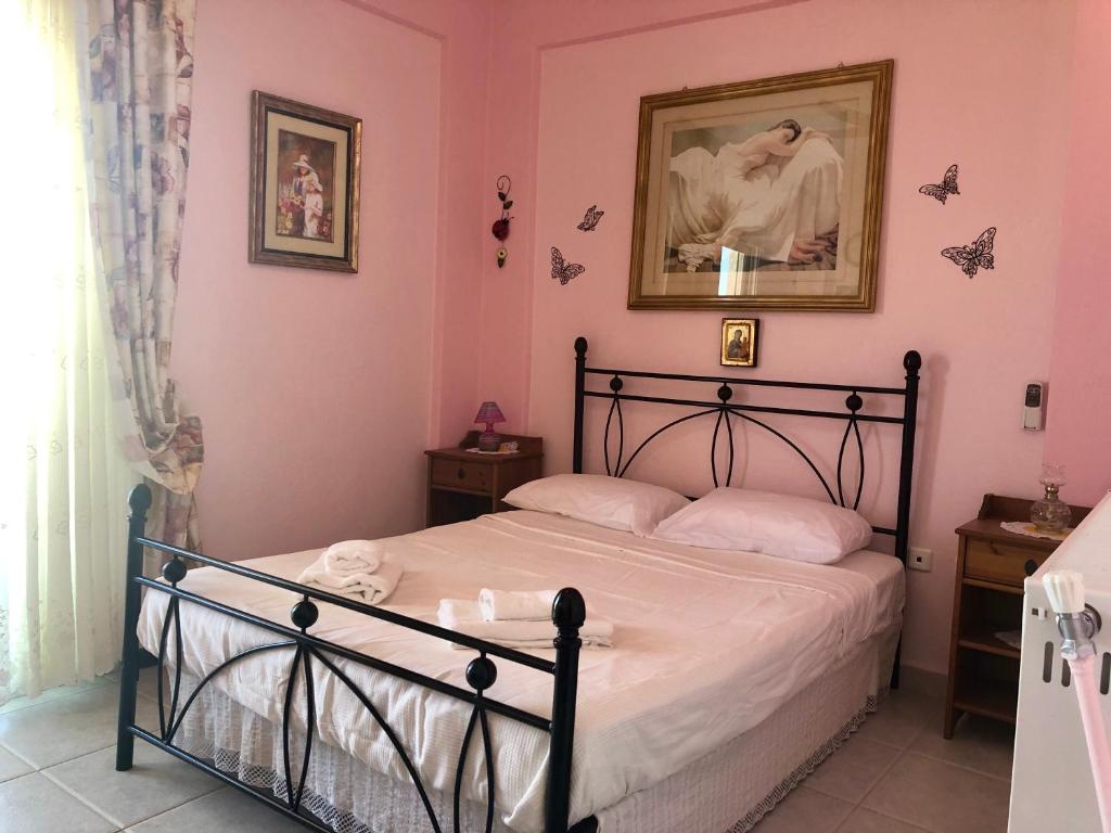Postel nebo postele na pokoji v ubytování Gerakini 2BR Apt with Shared Pool