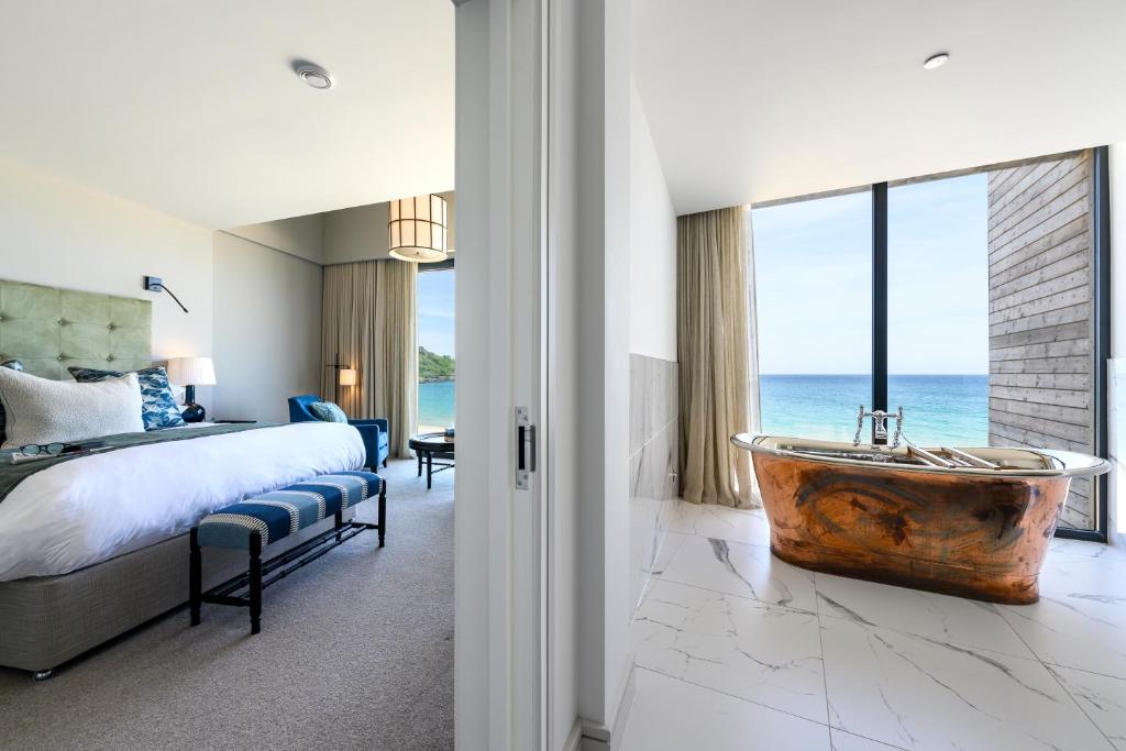 Кровать или кровати в номере Carbis Bay and Spa Hotel