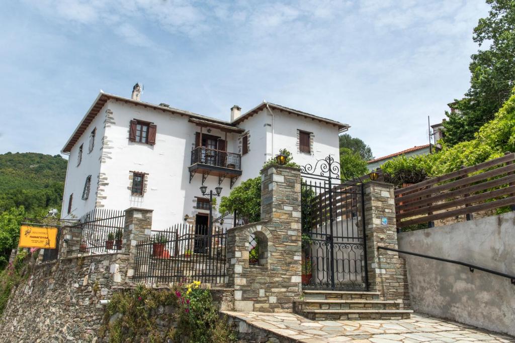 una casa bianca su una collina con una recinzione di Archontiko Panagoula a Portariá