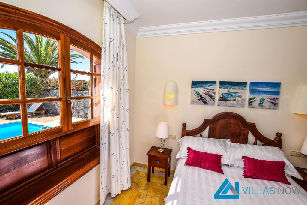 Łóżko lub łóżka w pokoju w obiekcie Villa Valentina - LH156 By Villas Now Ltd