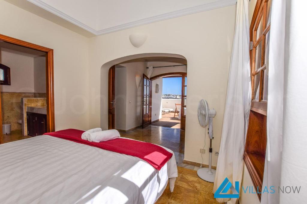 Łóżko lub łóżka w pokoju w obiekcie Villa Valentina - LH156 By Villas Now Ltd