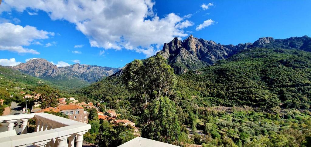 een uitzicht op de bergen vanuit een huis bij Hôtel Bella Vista in Porto Ota