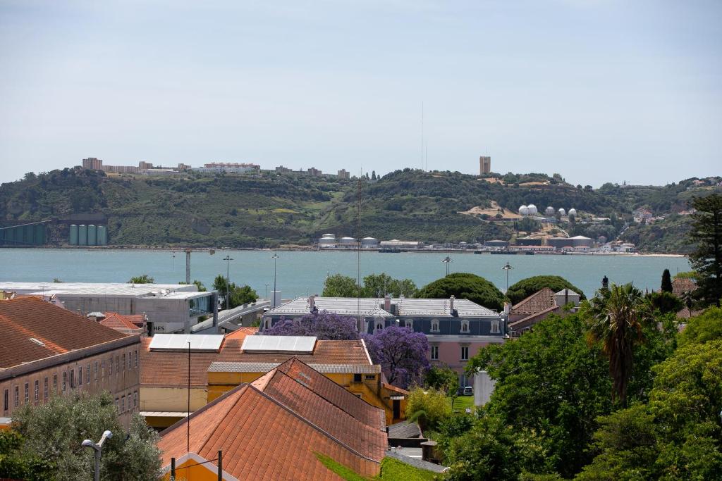 - une vue sur une ville avec une masse d'eau dans l'établissement Belém- Charming Apartments, à Lisbonne