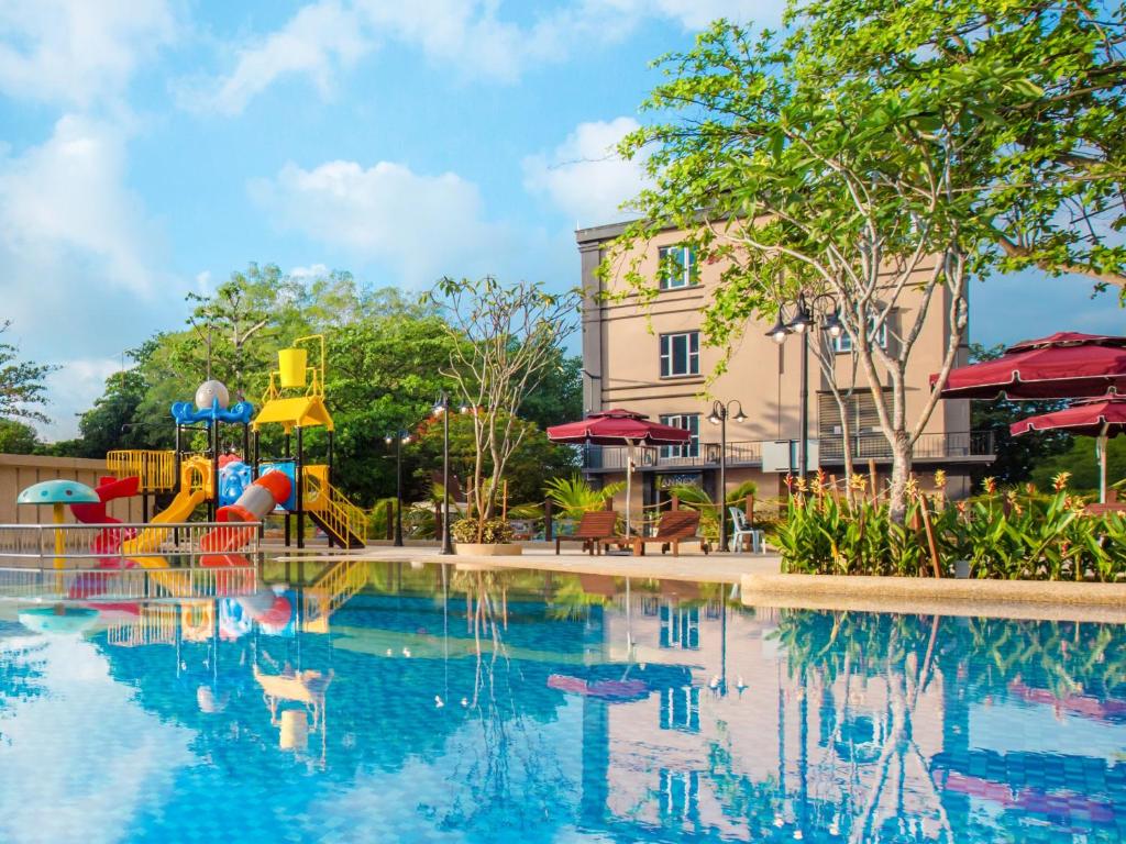 A piscina em ou perto de Ibis Melaka