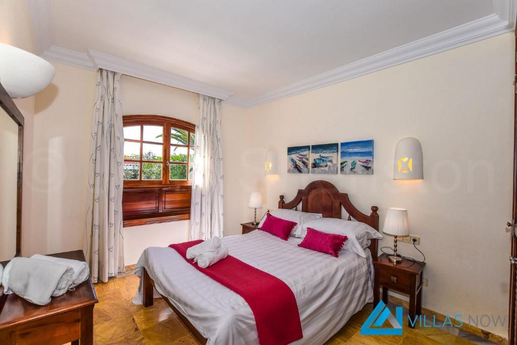 Łóżko lub łóżka w pokoju w obiekcie Villa Valentina - LH156 By Villas Now Ltd