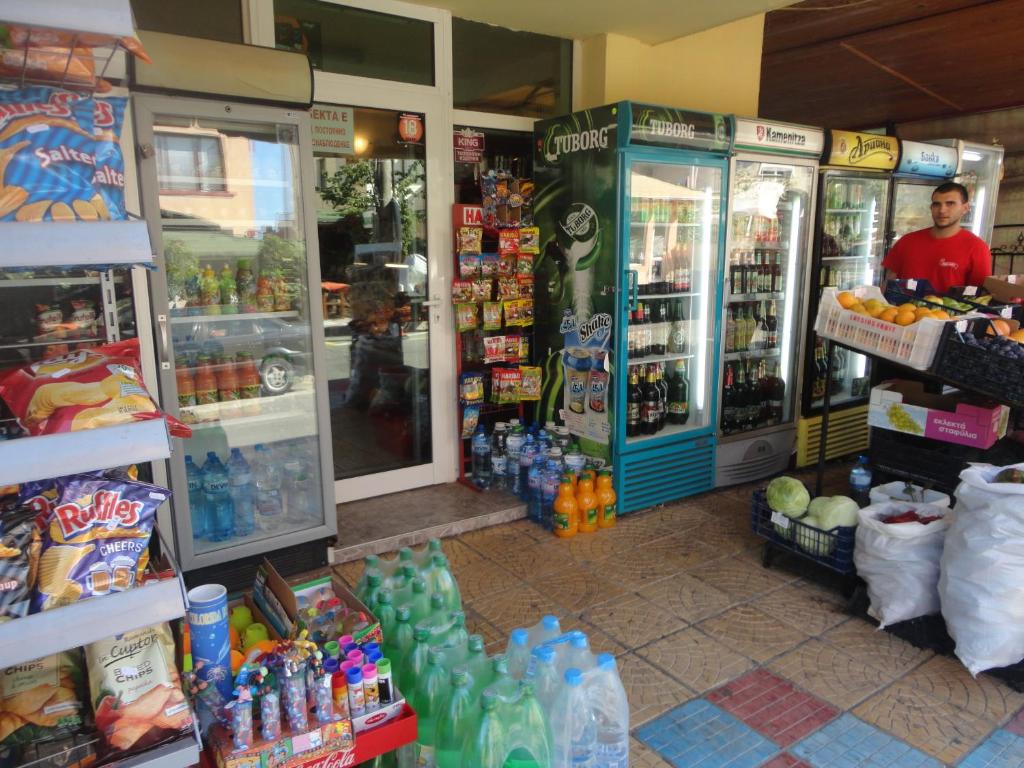 Supermarket nebo jiné obchody v  hotelu nebo okolí