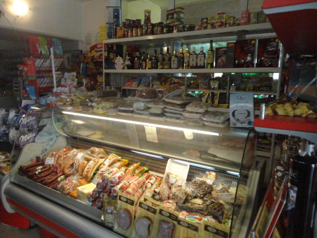 Supermarket nebo jiné obchody v  hotelu nebo okolí