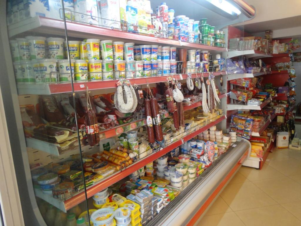 Supermarket nebo jiné obchody v  hotelu nebo okolí