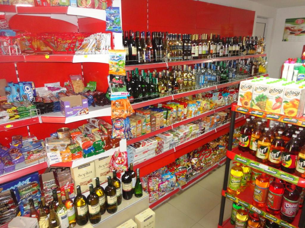 Supermarket nebo jiné obchody v  hotelu nebo okolí
