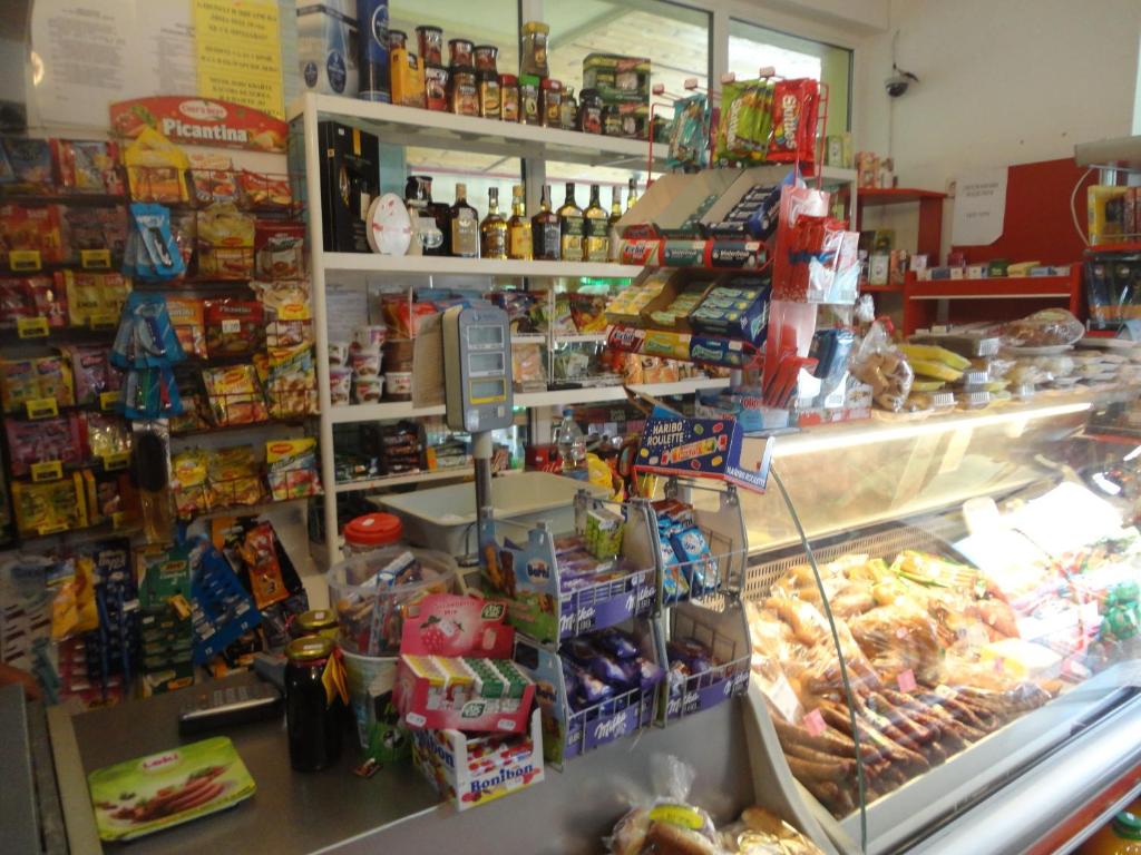 Supermarket nebo jiné obchody v  hotelu nebo okolí