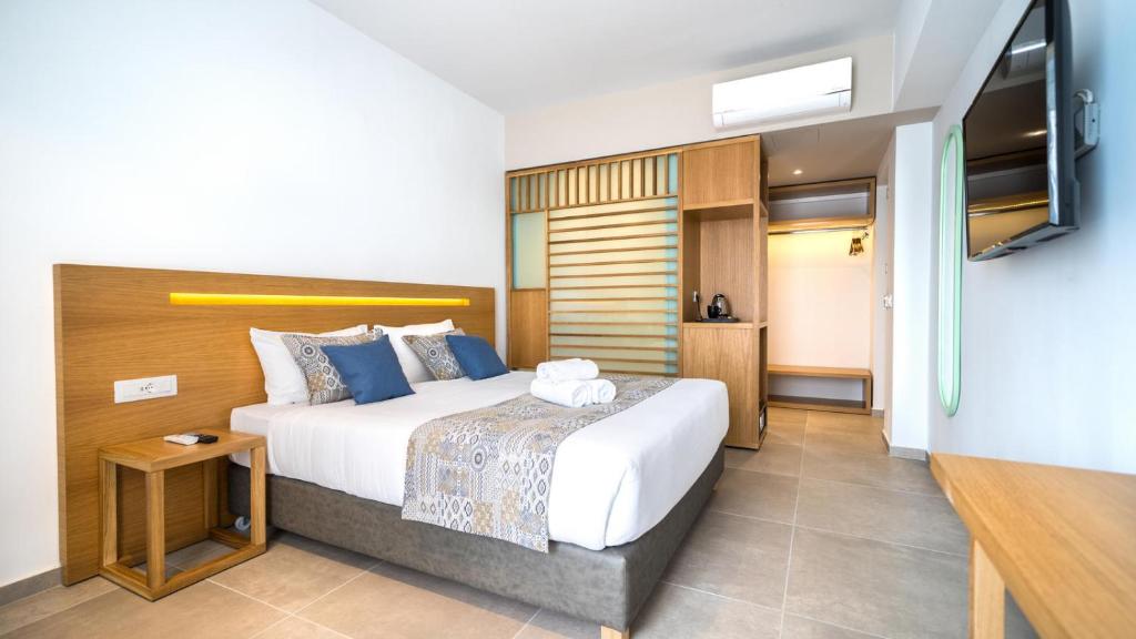 Postel nebo postele na pokoji v ubytování Adele Beach Hotel