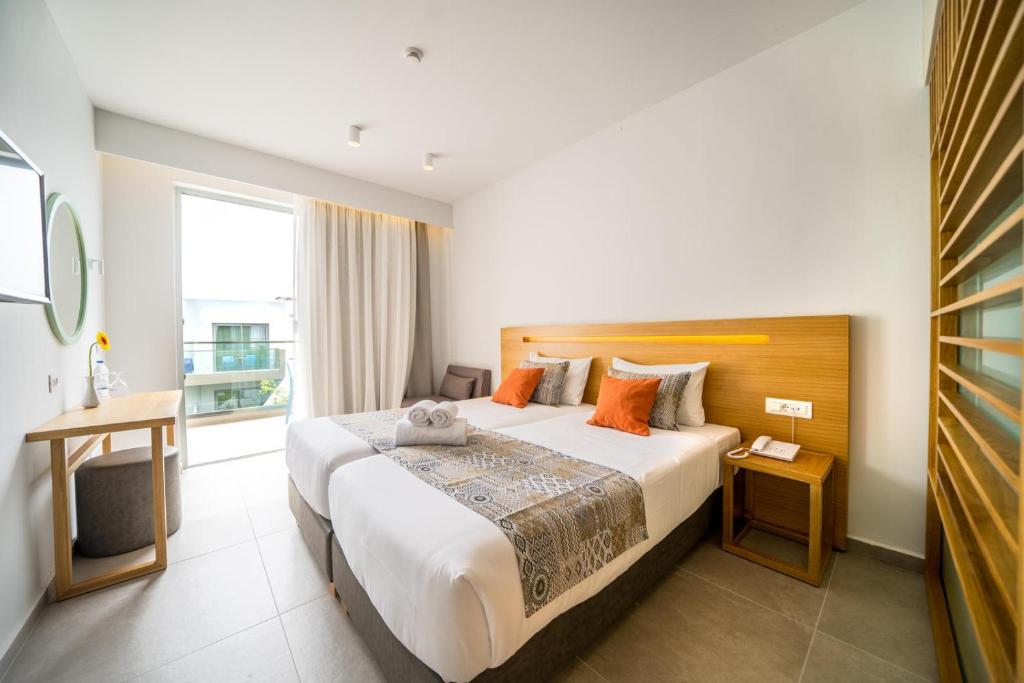 Postel nebo postele na pokoji v ubytování Adele Beach Hotel
