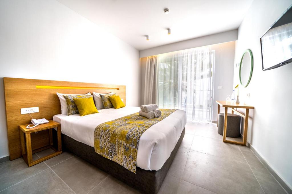 Postel nebo postele na pokoji v ubytování Adele Beach Hotel