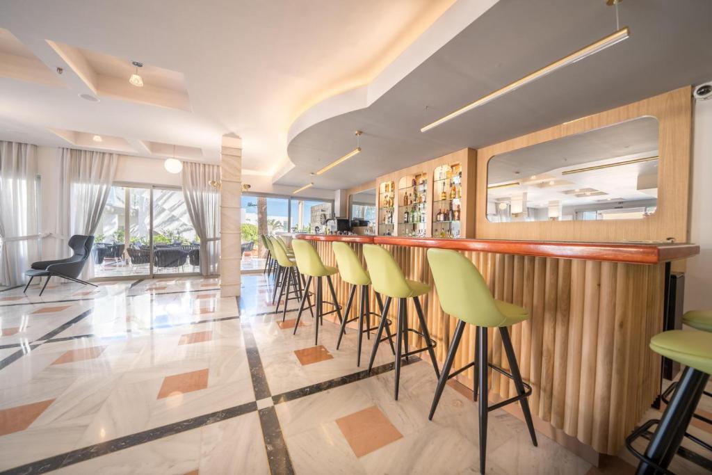 Restaurace v ubytování Adele Beach Hotel