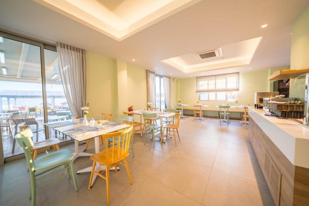 Kuchyň nebo kuchyňský kout v ubytování Adele Beach Hotel