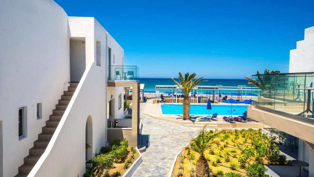 Bazén v ubytování Adele Beach Hotel nebo v jeho okolí