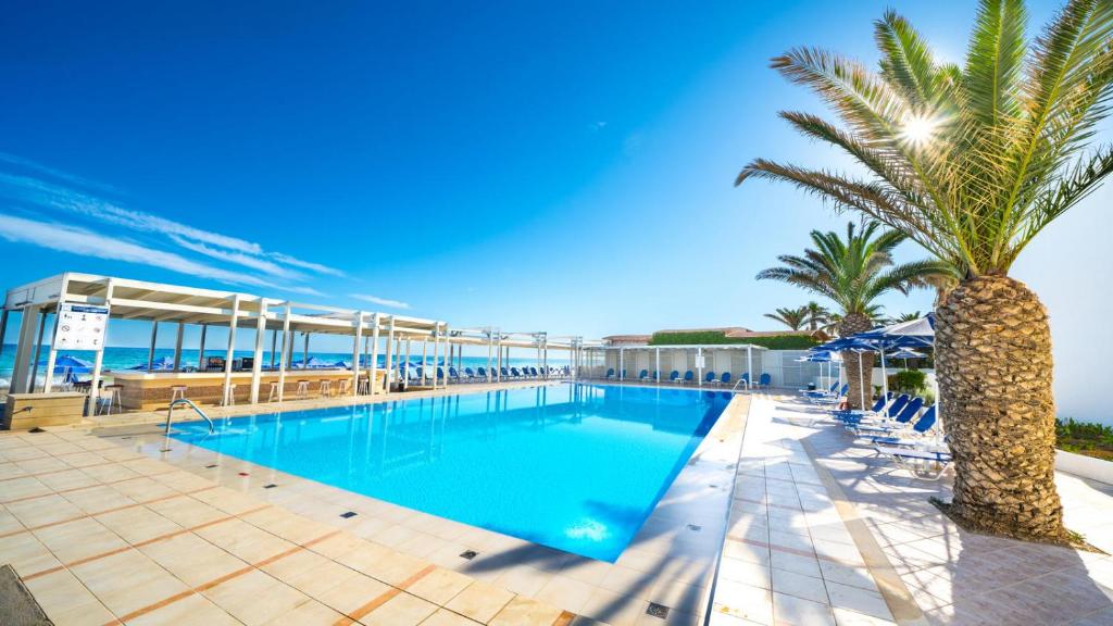 Bazén v ubytování Adele Beach Hotel nebo v jeho okolí
