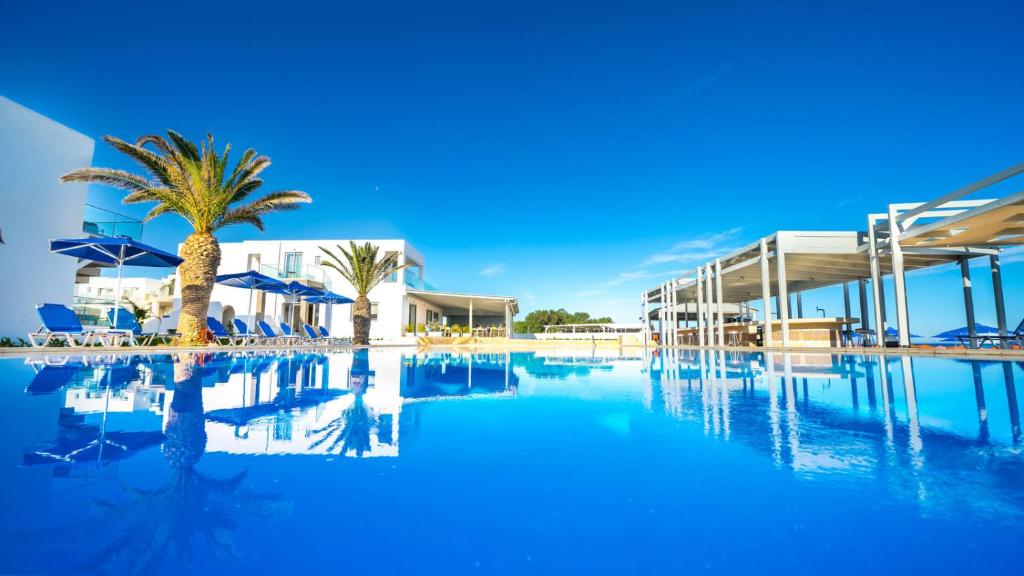 Bazén v ubytování Adele Beach Hotel nebo v jeho okolí