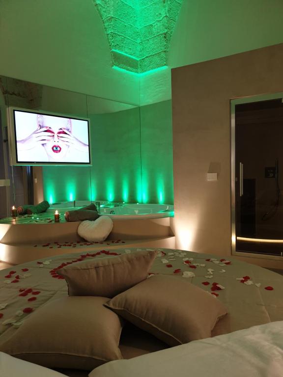 TV a/nebo společenská místnost v ubytování Christian's Suites & Spa