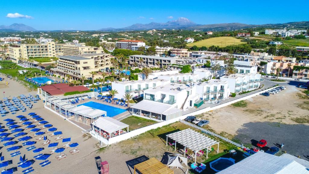 Bazén v ubytování Adele Beach Hotel nebo v jeho okolí