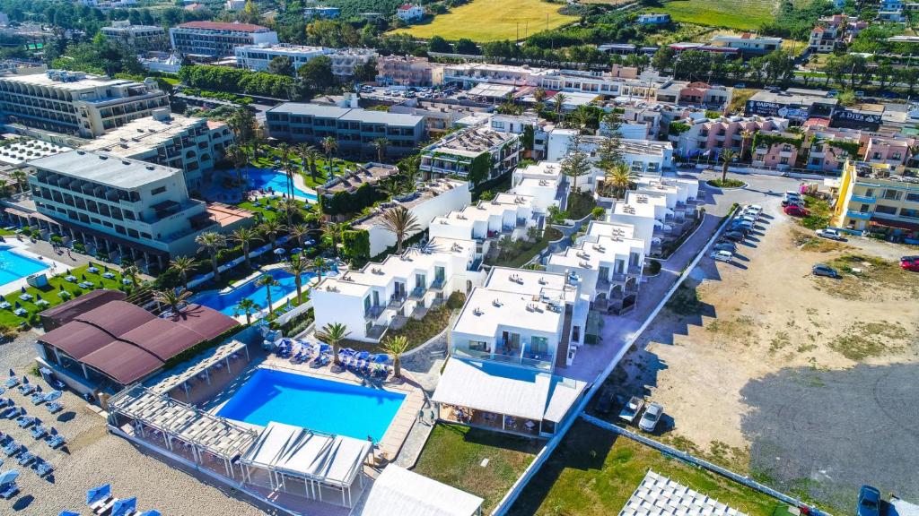 een luchtzicht op een resort met een zwembad bij Adele Beach Hotel in Adelianos Kampos