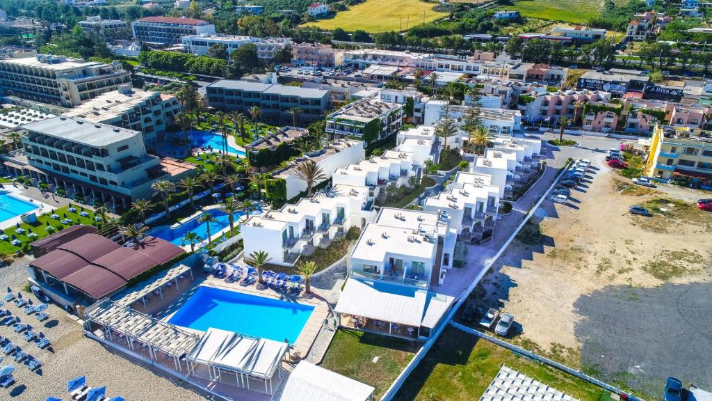Bazén v ubytování Adele Beach Hotel nebo v jeho okolí