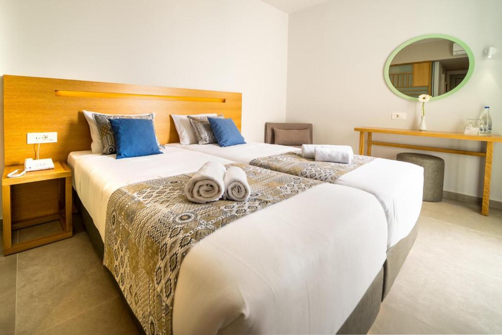 Postel nebo postele na pokoji v ubytování Adele Beach Hotel