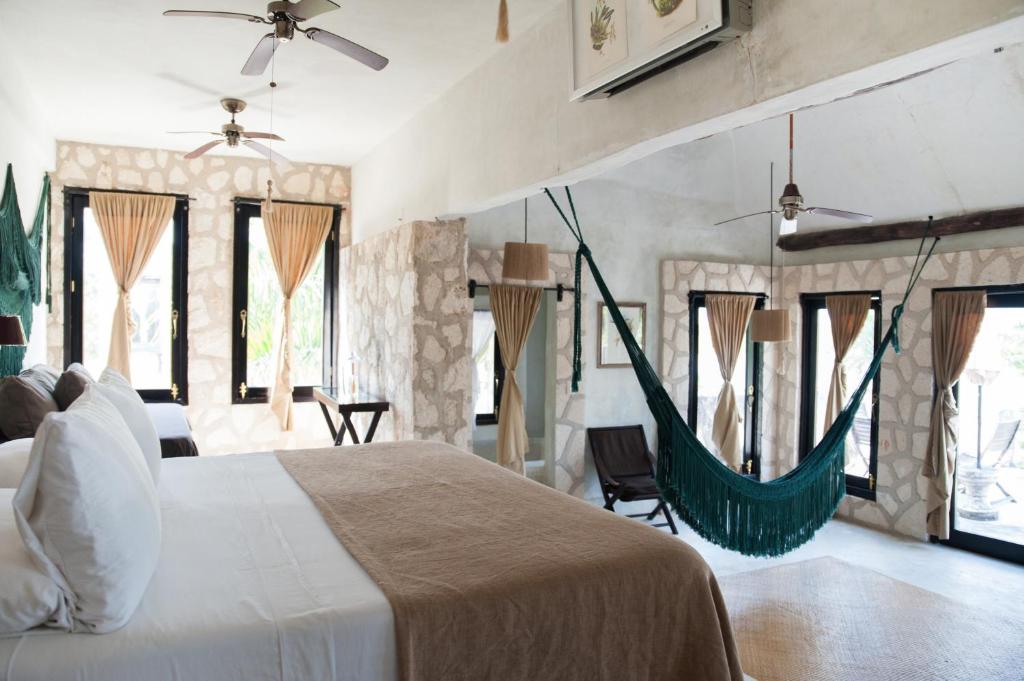 Un pat sau paturi într-o cameră la Coqui Coqui Papholchac Coba Residence & Spa